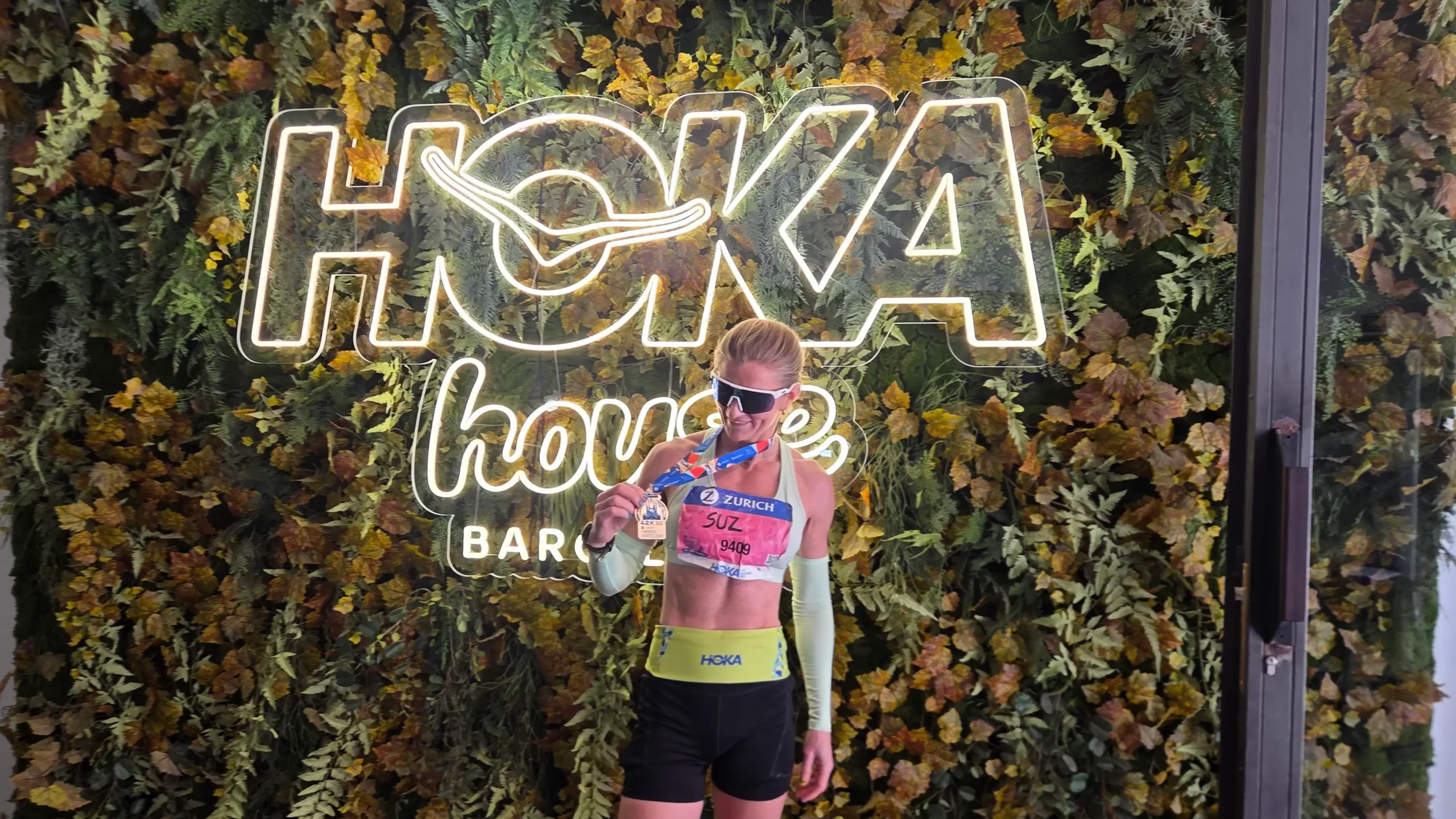 Suz running in race gear during the Barcelona Marathon, focused and determined on race day.